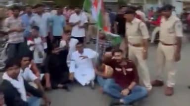 होशंगाबाद नगर: हरियाली के सामने जन आशीर्वाद यात्रा को काले झंडे दिखाकर विरोध दर्ज करने जा रहै युवक कांग्रेस कार्यकर्ताओं को देहात पुलिस