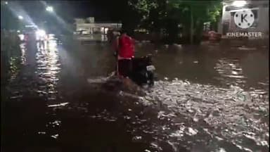 गंगानगर: शहर गंगानगर में बारिश के बाद हुए जलभराव के चलते व्हीकल को घसीट कर ले जाते दिखे लोग, नगर परिषद के दावों की खुली पोल