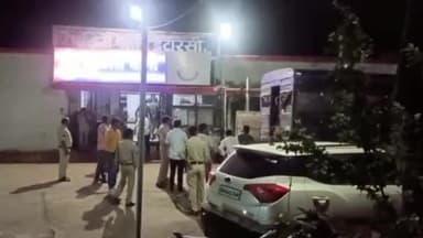 इटारसी: इटारसी शहर के ओवरब्रिज पर भाजपा की जन आशीर्वाद यात्रा को काले झंडे दिखाने जा रहे हैं कांग्रेसियों को पुलिस ने किया गिरफ्