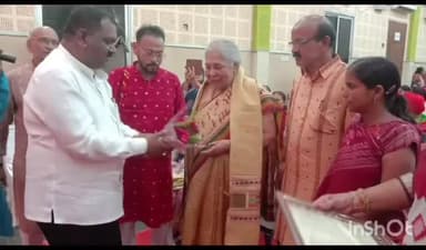 ସମ୍ବଲପୁର ମ୍ୟୁନିସିପାଲଟି: ଝାଡୁଆପଡାରେ ନୂଆଖାଇ ଭେଟଘାଟ କାର୍ଯ୍ୟକ୍ରମରେ  ରେଙ୍ଗାଲି ବିଧାୟକ ଯୋଗ ଦେଇ ଡାକ୍ତର ନାରାୟଣୀ ପଣ୍ଡା ଙ୍କୁ କଲେ ସମ୍ମାନିତ