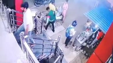 धनौरा: गजरौला चौपला चौकी से मात्र 200 मीटर की दूरी पर मिठाई की दुकान पर दबंगों ने युवक को लाठी डंडों से पीटा