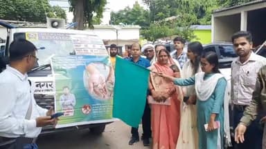 सासाराम: फाइलेरिया बीमारी से बचाव को लेकर नगर निगम के कार्यालय से जागरूकता रथ को मेयर काजल कुमारी ने हरी झंडी दिखाकर किया रवाना