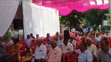 बहराइच: 24 सूत्रीय मांगों को लेकर कलेक्ट्रेट स्थित धरना स्थल पर सेवानिवृत्ति कर्मचारी पेंशनर्स का एक दिवसीय धरना जारी