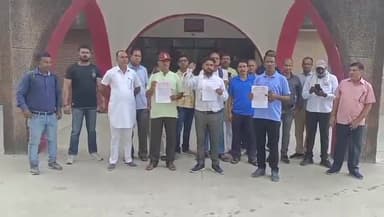 हरिद्वार: रोशनाबाद कलेक्ट्रेट में हरी आश्रय कॉलोनी के नागरिकों ने जिला अधिकारी को ज्ञापन देकर की अवैध खनन पर लगाम लगाने की मांग