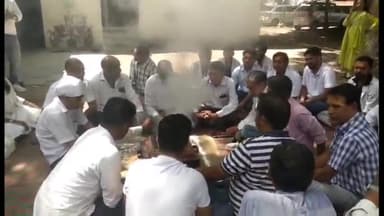 अजमेर: शास्त्री नगर में पशुपालन विभाग के कर्मचारियों व डॉक्टरों का तीसरे दिन भी प्रदर्शन जारी, NPA की मांग को लेकर दे रहे धरना