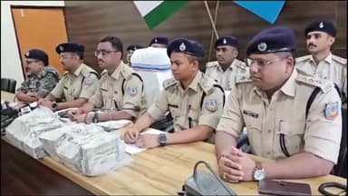 गिरिडीह: 5 करोड़ लूटकांड में फिर से पुलिस ने 77 लाख बरामद कर दो को किया गिरफ्तार, पपरवाटांड कार्यालय में SP ने की प्रेसवार्ता