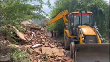 अजमेर: बोराज रोड के पास ADA ने अवैध रूप से बने निर्माण को हटाया