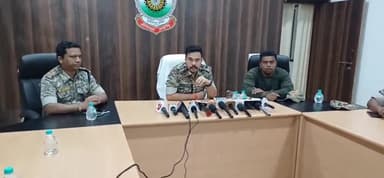 दंतेवाड़ा: पुलिस उप निरीक्षक व एसपी ने अरनपुर जगर गुंडा मार्ग का किया निरीक्षण, ठेकेदार को जल्द कार्य पूर्ण करने के दिए निर्देश