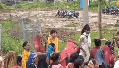 सिंगरौली: एपीएमडीसी के खिलाफ झलरी में धरने पर बैठे विस्थापितों के समर्थन में पहुंची आरटीआई एक्टिविस्ट मेघा पाटकर