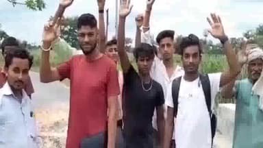 नौतन: उत्तर तेलहुआ में पुलिया ध्वस्त होने से आवागमन हुआ बाधित, ग्रामीणों ने किया प्रदर्शन