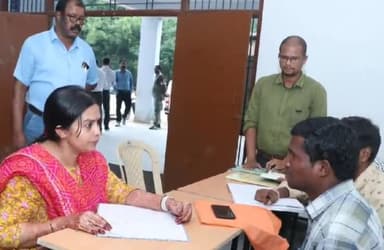 कांकेर: कांकेर विधानसभा क्षेत्र में नरहरपुर के मतदान केंद्रों व बीएलओ द्वारा किए गए कार्यों की कलेक्टर ने की जांच