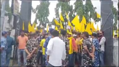 दरभंगा: 2 ज़िला परिषद सदस्यों की गिरफ़्तारी के विरोध में MSU ने जिला परिषद में किया प्रदर्शन