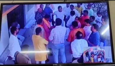 गोंडा: जिला अस्पताल में बीते दिन BJP जिला अध्यक्ष व CMS के बीच हुए विवाद का CCTV फुटेज आया सामने
