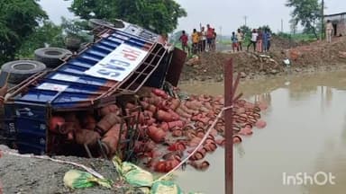 कृत्यानंद नगर: थाना क्षेत्र के गोकुलपुर नहर पर HP गैस से भरा ट्रक पलटने से मेन रोड जाम