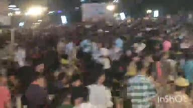 जौनपुर: टीडी कॉलेज के ग्राउंड में रात तक चला हनी सिंह का प्रोग्राम, पुलिस को भांजनी पड़ी लाठी