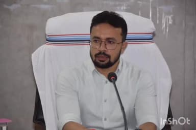 दंतेवाड़ा: जिला कार्यालय में कलेक्टर विनित नंदनवार ने निर्वाचन आयोग से समय-समय पर मिलने वाले निर्देशों का पालन करने के दिए निर्देश