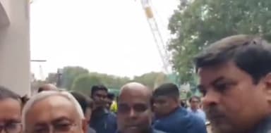 पटना ग्रामीण: पटना में सीएम नीतीश कुमार ने बिहार सरकार के मंत्री अशोक चौधरी को लगाया गले, कहा - हम इनको बहुत मानते हैं