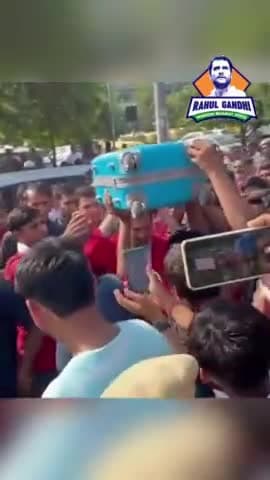 *कुली बने राहुल गांधी*

दिल्ली के आनंद विहार ISBT पहुंचे और कुलियों से मिले। यहां उन्होंने कुली की लाल यूनिफॉर्म पहनी और