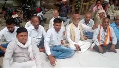 देेेवरिया: क्षेत्र पंचायत सदस्य संघ ने पंचायत प्रतिनिधियों की समस्याओं को लेकर कलेक्ट्रेट में दिया धरना, SDM को सौंपा ज्ञापन