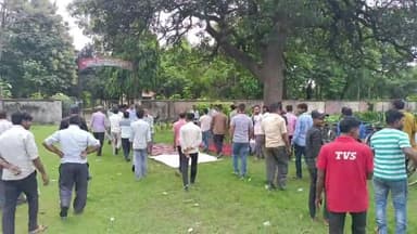 तिलहर: चीनी मिल तिलहर के कैजुअल कर्मचारियों ने वेतन वृद्धि सहित तमाम मांगों को लेकर की हड़ताल