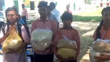 सलेमपुर: जमुनही बेदनापुर में बच्चों के बीच मिड डे मील के राशन का वितरण करने आए अधिकारियों पर राशन का गबन करने का लगाया गया आरोप