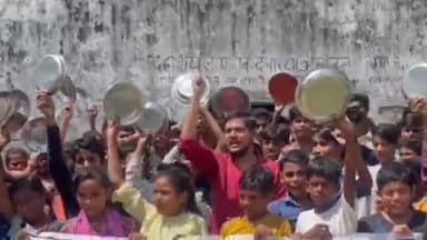 गोंडा: मुजेहना इलाके के स्कूलों से छात्रों ने थाली बजाकर उठाई विश्वविद्यालय की मांग