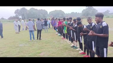 इचाक: छावनी स्थित स्टेडियम में शहीद राजेश मिंज एवं शहीद रघुवीर मेहता की स्मृति में फुटबॉल टूर्नामेंट का किया गया आयोजन