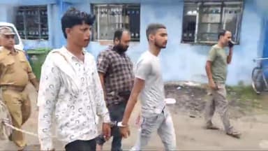 अररिया: नरपतगंज फोरलेन सड़क पर यात्री बस से भारी मात्रा में प्रतिबंधित कफ सिरप और नशीली सुई के साथ तीन लोगों को किया गिरफ्तार