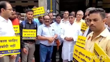 आगरा: एमजी रोड पर भूमिगत मेट्रो लाइन के लिए व्यापारियों ने छावनी विधायक जीएस धर्मेश के निवास का किया घेराव,मिला आश्वासन