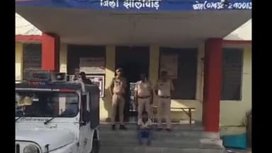 झालरापाटन: तीतरवासा रोड के पास पत्थर की कोट की आड़ में पुलिस ने अवैध शराब बेचते एक आरोपी को किया गिरफ्तार, अवैध शराब की बरामद