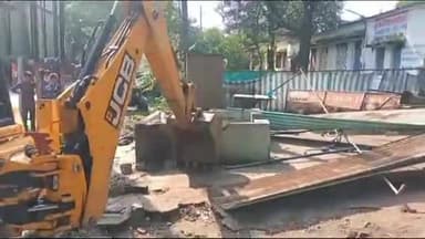 होशंगाबाद नगर: सिटी मजिस्ट्रेट के निर्देश पर नर्मदा कॉलेज के सामने से नगर पालिका के कर्मियों ने हटाया अतिक्रमण