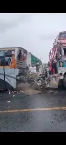 #महेश्वर
राउ खलघाट फोरलेन पर एक बाद एक चार वाहन आपस में टकराए 
प्राप्त जानकारी के अनुसार एक की मौत लगभग 15 घायल...