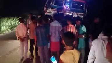 जलेसर: फरिहा मोड़ के पास तेज रफ्तार ट्रक ने ट्रैक्टर ट्रॉली में मारी टक्कर, ट्रैक्टर ट्रॉली खाई में पलटी