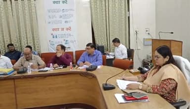 गोंडा: कलेक्ट्रेट सभागार में जिला अधिकारी ने की आकांक्षात्मक ब्लॉकों की समीक्षा, दिए आवश्यक दिशा निर्देश