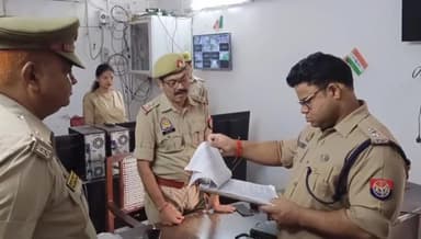 कन्नौज: शहर के पुलिस लाइन मैदान में परेड का निरक्षण करने पहुंचे एसपी अमित कुमार आनंद, शाखाओं का किया निरीक्षण