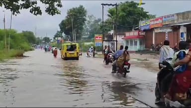 लोरमी: लोरमी में हो रही लगातार बारिश से क्षेत्र के विभिन्न स्थानों पर बनी जलभराव की स्थिति, घरों में घुसा बारिश का पानी