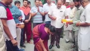 करनाल: वॉर्ड नंबर 13 जवाहर मार्केट में सीवरेज पाइप लाइन डालने के कार्य का महापौर रेनू बाला गुप्ता ने किया शुभारंभ