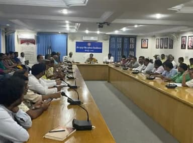 नौ नवंबर को पूर्वांचल विश्वविद्यालय का दीक्षांत समारोह, कुलपति वंदना सिंह ने समारोह की तैयारियों को लेकर की बैठक।