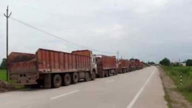 चामोर्शी: खासदार दत्तक गाव येवली जवळील अवैध्य पार्किंग हटवण्याची ग्रामस्थांची पोलीस वाहतूक शाखेकडे निवेदनातून मागणी