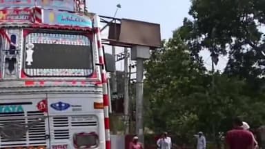 करनाल: करनाल-इंद्री स्टेट हाईवे पर अनाज मंडी के सामने किसानों ने अपनी मांगों को लेकर लगाया जाम