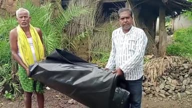 ଗୋଲାମୁଣ୍ଡା: ଗୋଇନ୍ଦୀମୁଣ୍ଡା ଗ୍ରାମରେ ଲଘୁଚାପ ଜନିତ ବର୍ଷା ଯୋଗୁଁ ଭାଙ୍ଗିଲା ଘର. ତହସିଲ ଅଫିସ ତରଫରୁ ପଲିଥିନ ପ୍ରଦାନ