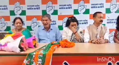 देहरादून: कांग्रेस प्रदेश मुख्यालय में पूर्व मुख्यमंत्री हरीश रावत ने समाजसेविका इंदिरा चौहान को दिलाई पार्टी की सदस्यता