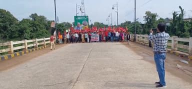 दंतेवाड़ा: भारतीय कम्युनिस्ट पार्टी ने 17 सूत्री मांगों को लेकर बस स्टैंड से कलेक्ट्रेट तक प्रदर्शन कर CM के नाम DM को सौंपा ज्ञापन