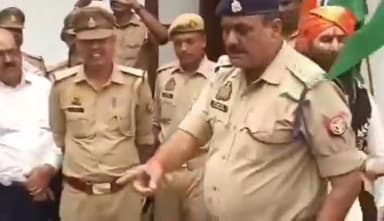 गोंडा: कलेक्ट्रेट में डीएम ऑफिस के सामने विश्वविद्यालय की मांग को लेकर बैठे अवध केसरी सेना व पुलिस के बीच हुई कहासुनी