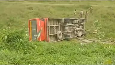 सैदपुर: राजवारी गोमती पुल के पास स्कूटी सवार को बचाते समय बस गहरी खाई में गिरी, 40 लोग घायल; 4 की हालत गंभीर