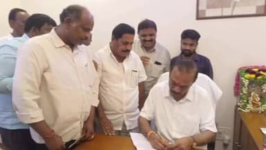 కొండపి: సింగరాయకొండలోనిప్రభుత్వ ఉన్నతపాఠశాలలో సైకిల్ స్టాండ్ఏర్పాటు చేయాలనిఒంగోలు ఎంపీ మాగుంట కి విజ్ఞప్తిచేసిన వైసీపీ నాయకులు