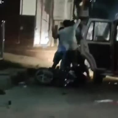 धनौरा: गजरौला रेलवे फ्लाईओवर के नीचे दो कर चालकों के बीच हुई मारपीट, वीडियो वायरल