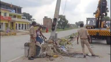 सिराथू: NH गुलामीपुर में हुवे भीषण सड़क हादसे में ड्राईवर कन्डक्टर की मौत, हाइवे पर पोल से टकराई तेज़ रफ़्तार डीसीएम