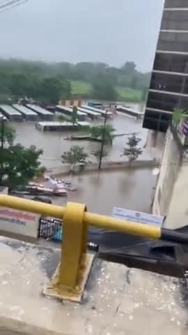 #नागपुरबारिश :
नागपुर शहर में आज सुबह मूसलाधार बारिश हुई। #नागपुर शहर के कई हिस्सों में पानी जमा हो गया।