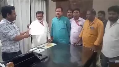 जौनपुर: नगर पालिका परिषद में स्वायत्त शासन कर्मचारी संगठन ने अपनी मांगों को लेकर  ईओ को दिया गया ज्ञापन